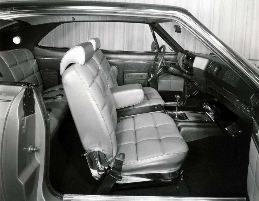 Интерьер AMC Ambassador SST Hardtop Coupe (6889-7) 1967 года  (фото 6 из 7)